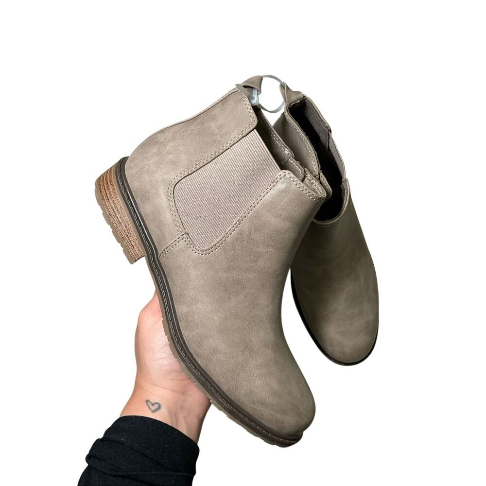 WHITE MOUNTAIN | CACHING CHELSEA BOOTIES